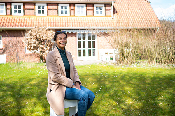 Heidekönigin Leonie arbeitet auf dem SOS-Hof Bockum