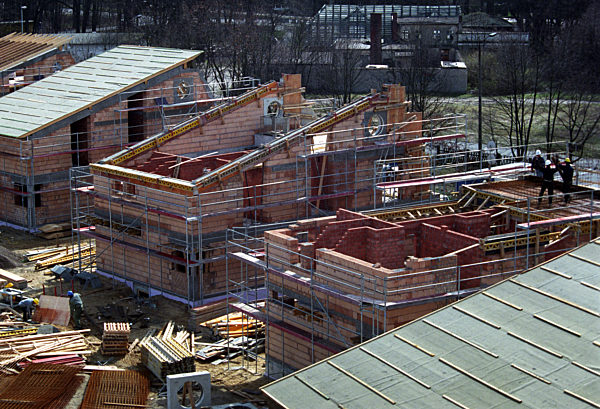 Ein SOS-Kinderdorf mit acht Wohngebäuden, einem Gemeindehaus sowie Spiel und...