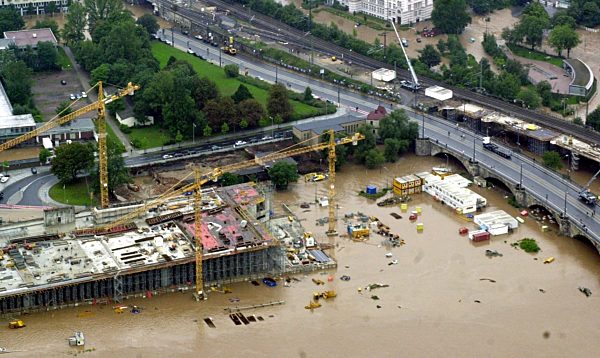 Hochwasser in Dresden - Baustelle überschwemmt