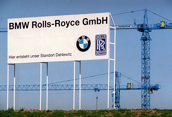 Eine große Hinweistafel und die nicht minder eindrucksvollen Krane künden...