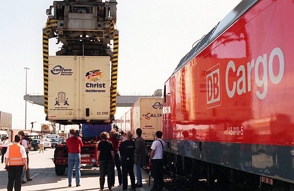 Erster Zug mit parlamentarischem Umzugsgut nach Berlin