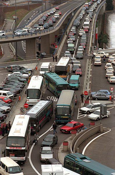 Nach Brandkatastrophe: Verkehrschaos am Kölner Flughafen