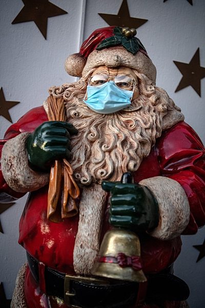 Familie schmückt Haus zur Weihnachtszeit mit 60 000 Lichtern