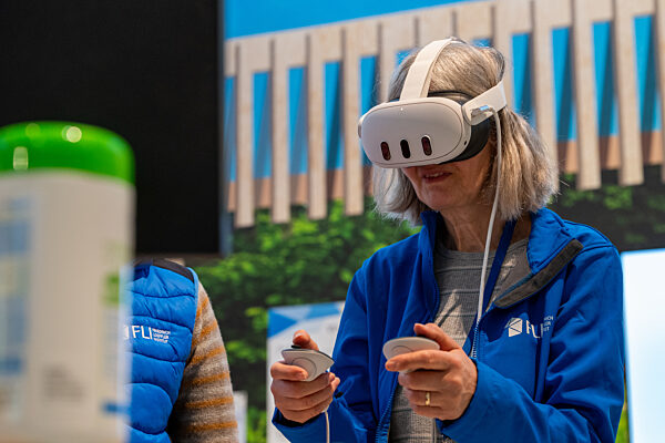 Eine Frau mit VR-Brille