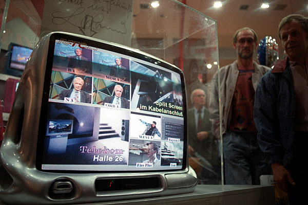 Auch das ostdeutsche Fernsehwerk RFT Staßfurt ist auf der Internationalen...