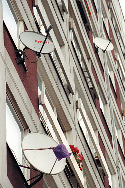 Satelliten-Empfangsanlagen an ostdeutschen Häuserfassaden kennzeichnen immer...