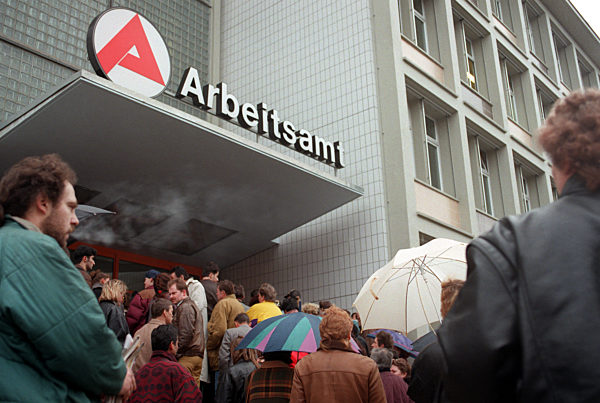 Vor dem Arbeitsamt (Archivfoto und Text 1995)