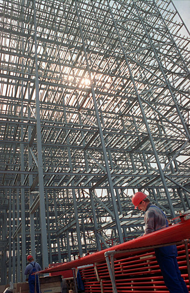 Riesige Stahlgerüste auf der Baustelle des Weddinger Unternehmens...