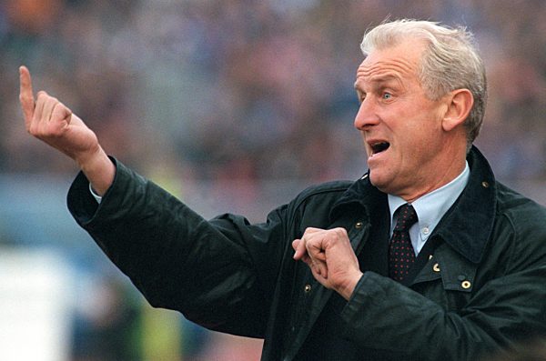 Fußball: Giovanni Trapattoni gestikulierend