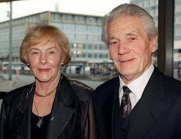 Fußball: Ottmar Walter mit Ehefrau Anneliese