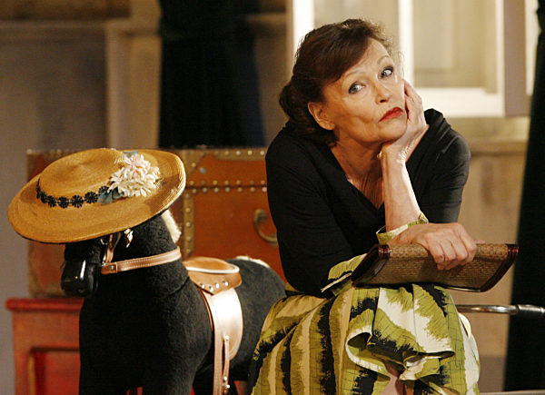 Angelica Domröse wegen Überarbeitung in Sanatorium