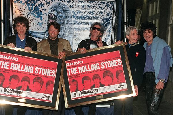 Rolling Stones mit Plakaten von 1965