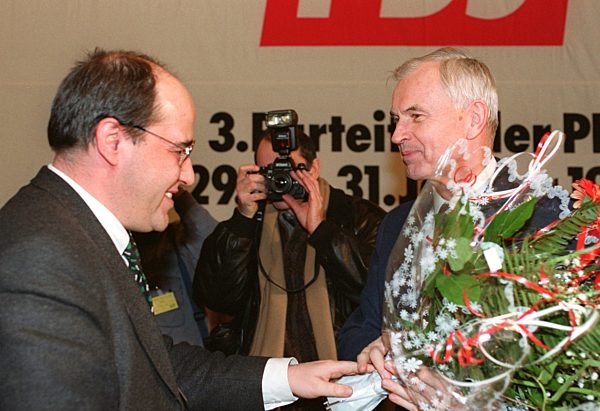 Gregor Gysi dankt Hans Modrow (Archivfoto und Text 1993)