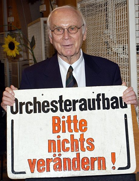 Loriot wird Ehrenmitglied des Opernorchesters