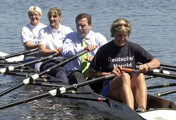 Kanzler rudert im Damenvierer