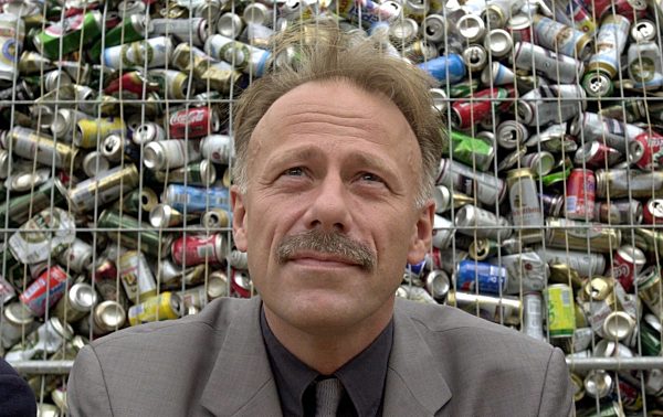 Jürgen Trittin vor Getränkedosen