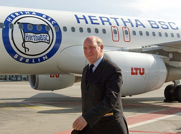 Fußball: Dieter Hoeneß vor dem Hertha-Logo in Tegel