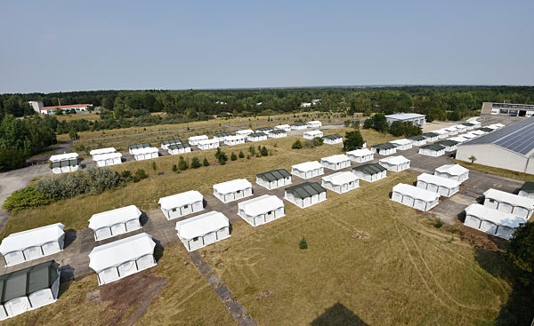 Zeltstadt für Flüchtlinge übergeben