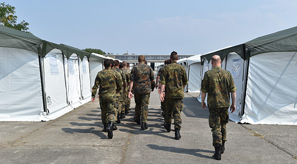 Zeltstadt für Flüchtlinge übergeben