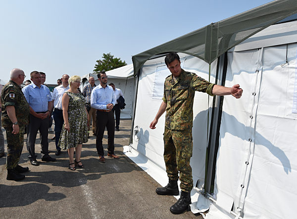 Zeltstadt für Flüchtlinge übergeben