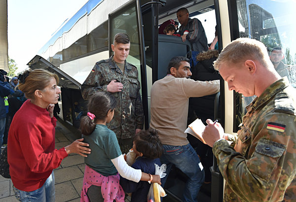 Ankunft Flüchtlinge in Schönefeld