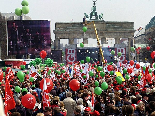 Massenprotest gegen Sozialabbau: Berlin