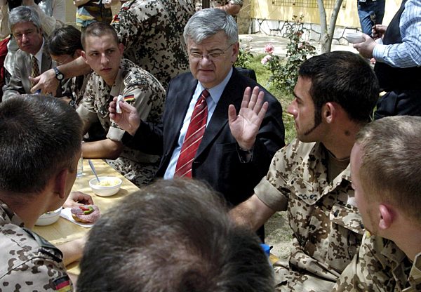 Außenminister Fischer besucht deutsche Soldaten in Kundus