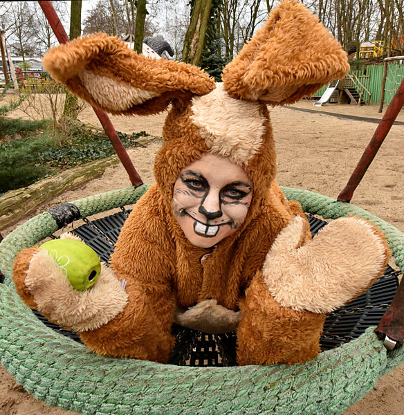Osterhase wirbt für Filmpark