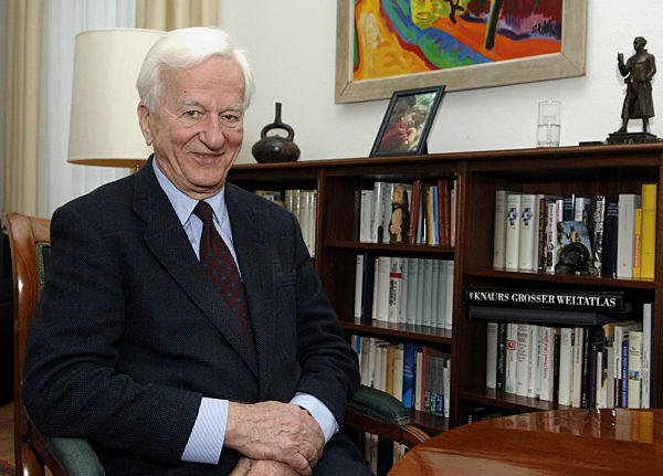 Altbundespräsident Richard von Weizsäcker in seinem Büro in Berlin (Foto vom...