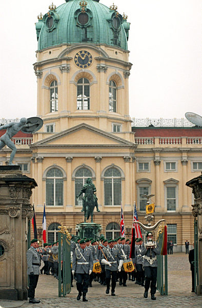 Alliierte werden verabschiedet   (Archivfoto und Text 1994)