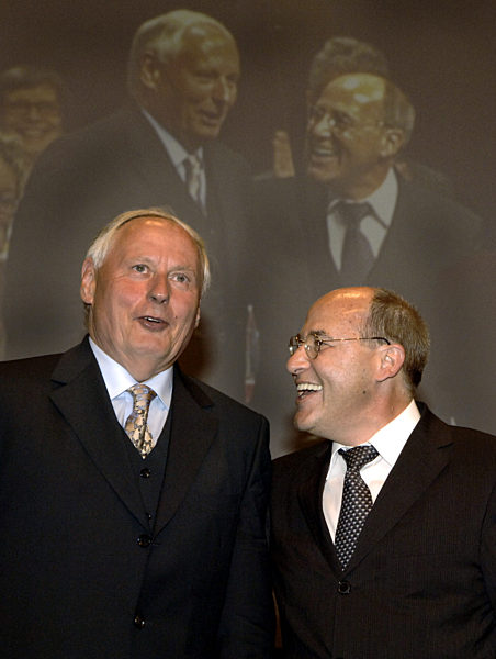 Die Spitzenkandidaten der Linkspartei, Gregor Gysi (r), und der WASG...