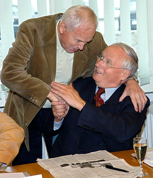 Der Ehrenvorsitzende der PDS, Hans Modrow (l) ...