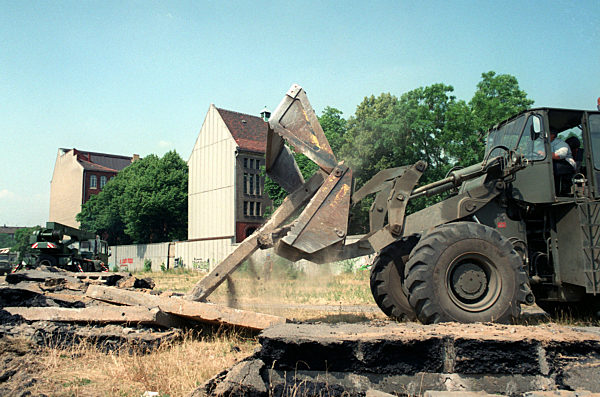 Removal of last Berlin Wall remains