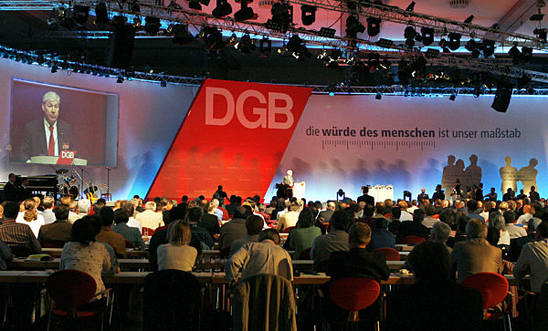 Der DGB-Vorsitzende Michael Sommer spricht am Montag (22.05...