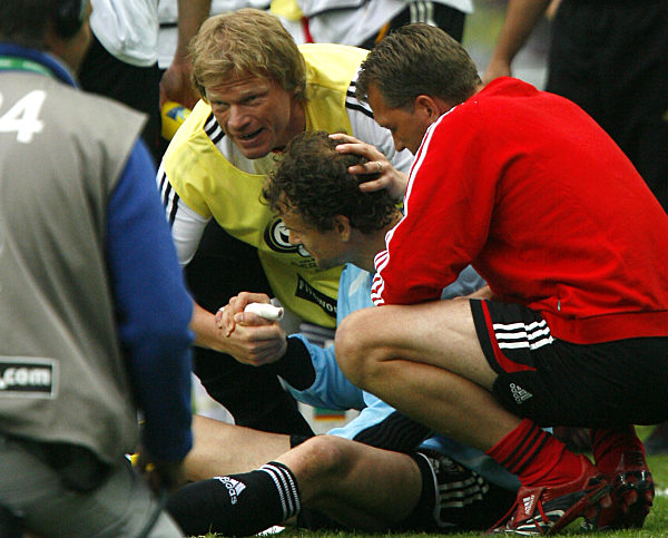 Germany's goalkeeper Jens Lehmann (C) is encouraged by substitute goalie...