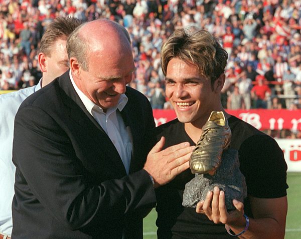 Fußball: Dieter Hoeneß zeichnet Alex Alves aus