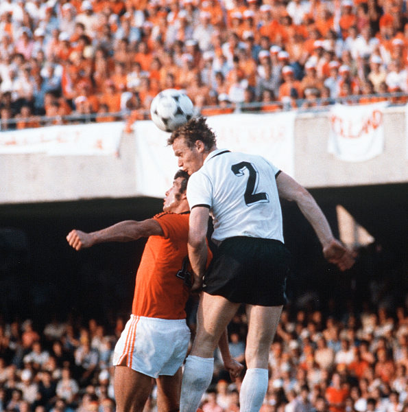 Fussball Länderspiel Europameisterschaft EM 1980 Deutschland - Holland ( Niederland ) rechts: Briegel ( Deutschland )