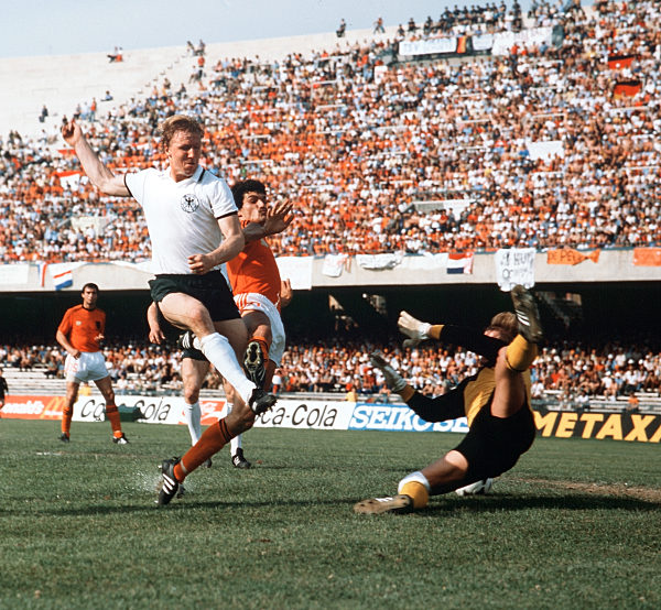 Fussball Länderspiel Europameisterschaft EM 1980 Deutschland - Holland ( Niederland ) links: Horst Hrubesch ( Deutschland )