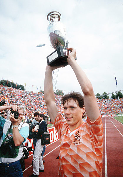 Endspiel Fussball- Europameisterschaft 1988 Marco van Basten mit Pokal