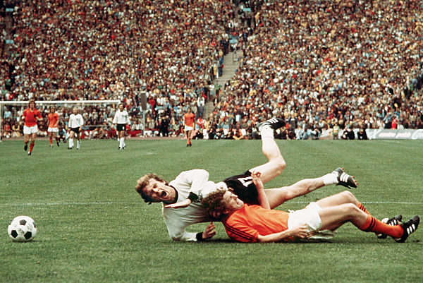 Fussball Weltmeisterschaft 1974 Endspiel BRD Deutschland - Holland 2:1 Foul an HÖLZENBEIN Bernd