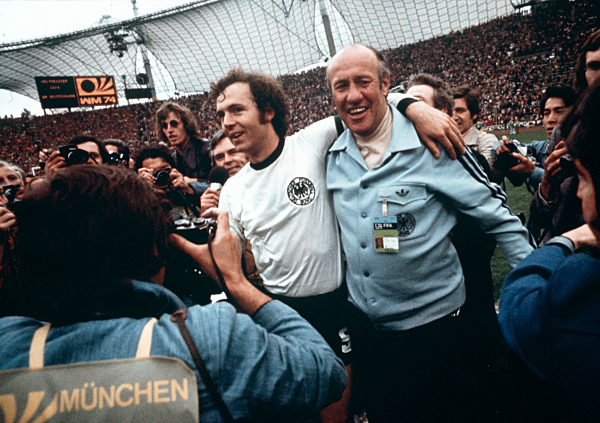 Fussball Weltmeisterschaft 1974 WM Finale Endspiel Deutschland gegen Holland (Niederlande), 2:1
Jubel Sieg Pokal v.l. Franz Beckenbauer (BRD), Bundestrainer Helmut Schoen (BRD)