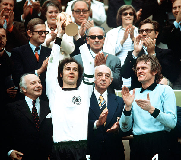 Fussball Weltmeisterschaft 1974 WM Finale Endspiel Deutschland gegen Holland (Niederlande), 2:1
Jubel Sieg Pokal v.l. Walter Scheel (Bundespraesident), Franz Beckenbauer, Sepp Maier (Deutschland)