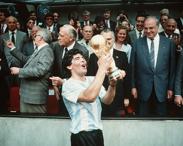 Mexiko : vl. Diego Maradona (ARG), mit Pokal / Weltpokal, Bundeskanzler Dr. Helmut Kohl
