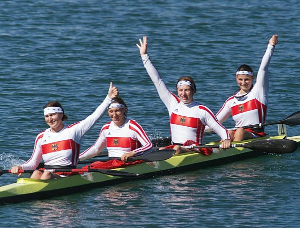 Olympische Spiele Sommerspiele Sydney 2000 Kanu Kajak Vierer Damen von links : Birgit Fischer / Anett Schuck / Katrin Wagner / Manuela Mucke ( Deutschland / Goldmedaille )
copyright by Pressefoto Baumann