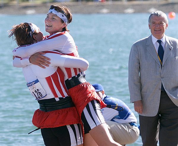 Olympische Spiele Sommerspiele Sydney 2000
copyright by Pressefoto Baumann Kajak Bundesinnenminister Otto Schily (rechts) schaut zu wie sich Katrin Wagner (links) und Birgit Fischer über ihren Sieg freuen