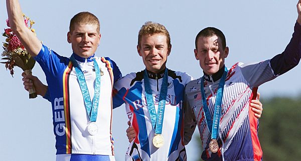 Olympische Spiele Sommerspiele Sydney 2000
copyright by Pressefoto Baumann Radfahren Einzelzeitfahren von links: Jan Ullrich , Sieger Viacheslav Ekimov , Lance Armstrong