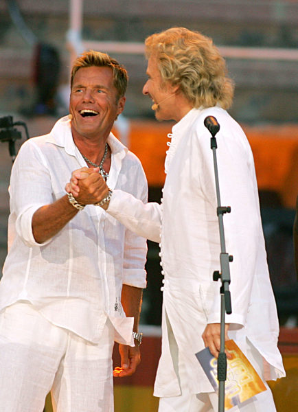 Ganz in Weiß: Moderator Thomas Gottschalk (r) begrüßt am Samstag (23.06...