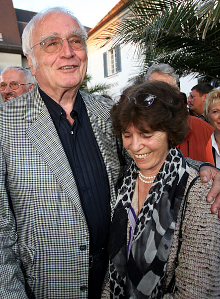 Der Schriftsteller Martin Walser und seine Frau Käthe stehen am Mittwoch (12...