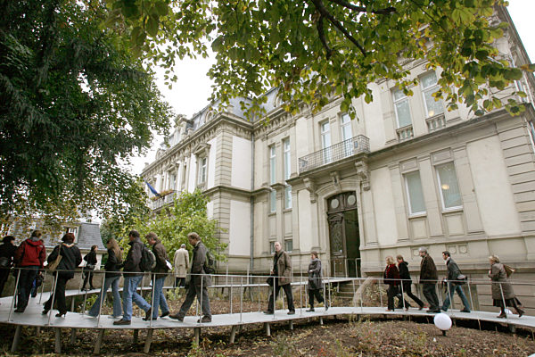 Journalisten stehen am Donnerstag (25.10.2007) vor dem Tomi Ungerer-Museum...