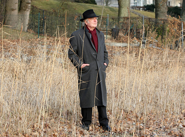 Der Schriftsteller Martin Walser posiert am Dienstag (29.01...